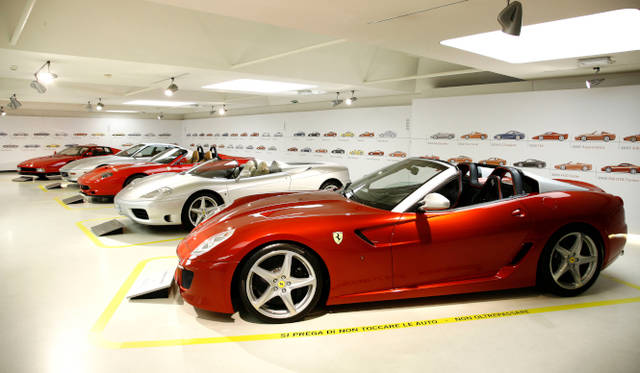 手前からSAアペルタ（2010年）、360 Barchetta LdM （2000年）、550 Barchetta Pininfarina （2000年）、456M GT （1992年）、Testarossa （1984年）