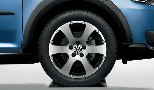 <strong>Volkswagen Cross Touran｜フォルクスワーゲン クロストゥーラン</strong><br />17インチアルミホイールが標準採用され、専用サスペンションにより車高が10mm高く設定される