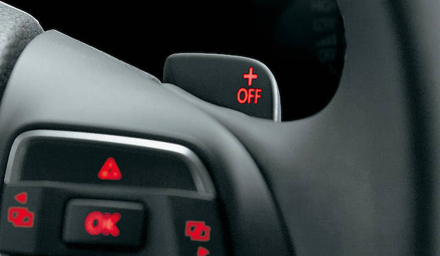 <strong>Volkswagen Cross Touran｜フォルクスワーゲン クロストゥーラン</strong>　ハンドル裏にはパドルシフトが装備される