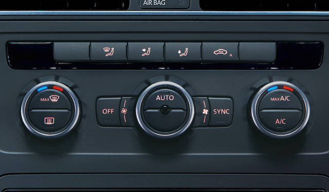 <strong>Volkswagen Cross Touran｜フォルクスワーゲン クロストゥーラン</strong><br />標準で装備される、2ゾーンフルオートエアコンディショナー（運転席/助手席独立温度調整、自動内気循環機能付）