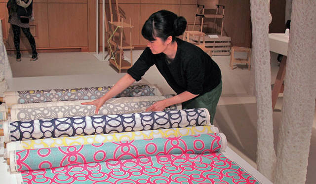 <strong>DESIGNTIDE TOKYO 2012</strong>　タイドエキシビション「高橋理子｜TEXTILE」。準備中の高橋理子さん