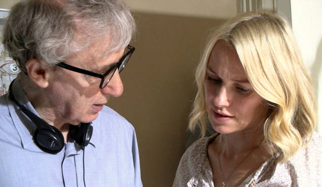 「恋のロンドン狂騒曲」撮影中、女優のナオミ・ワッツに演技を指導するアレン　©2011 B Plus Productions,LLC. All rights reserved.