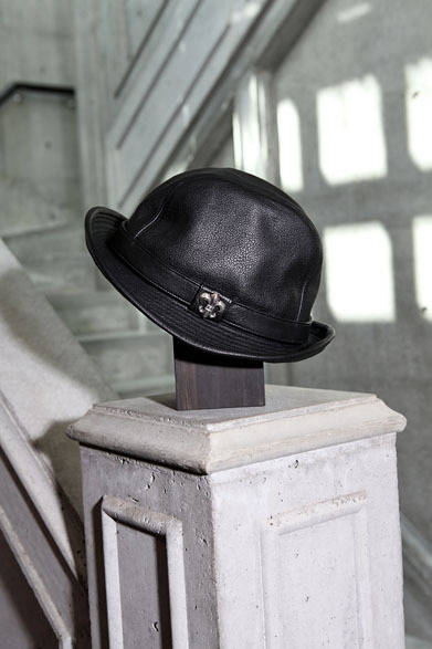 <strong>CHROME HEARTS｜クロムハーツ</strong>　レザーハット（ブラック）15万6400円