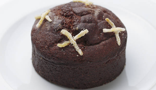 <br />マーガレット・ハウエル 神南カフェで毎年好評を博している、ジンジャーケーキの予約販売。今年も11月12日（月）から予約受付を開始している。<br /><br />「クリスマス ジンジャーケーキ」　1ホール 1890円<br />サイズ｜直径約12cm（4～6名様分相当）<br />予約受付期間｜11月12日（月）～12月12日（水）<br />受け取り期間｜12月18日（火）～12月26日（水）　<br />※ギフト発送も可能 