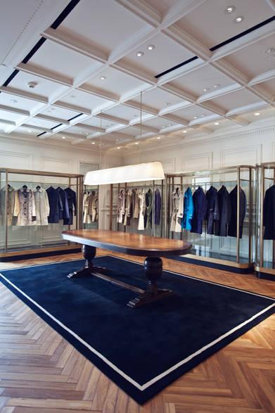 今年8月にオープンしたばかりのマッキントッシュ青山店。ロンドンの高級住宅地であるメイフェアに次ぐ、世界で2番目のフラッグシップショップ。<br /><br /><br />マッキントッシュ青山店<br />東京都港区南青山5-3-20<br />Tel.03-6418-5711<br />営業時間│11:00～20:00<br />定休日│月曜