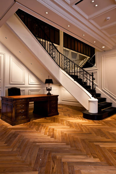 1階と2階からなる店内には、メンズとレディスのフルコレクションが揃い、代名詞ともいえるゴム引きコートをはじめ、ダッフルコート、ベストセラーのキルティングなど多種多様な素材やデザインのアイテムが訪れたひとを出迎える。 <br /><br /><br />マッキントッシュ青山店<br />東京都港区南青山5-3-20<br />Tel.03-6418-5711<br /><br />営業時間│11:00～20:00<br />定休日│月曜