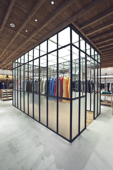 マッキントッシュ社のカジュアルブランド、トラディショナル ウェザー ウェアの旗艦店もマッキントッシュの地下にオープン。<br /><br /><br />トラディショナル ウェザー ウェア青山店<br />東京都港区南青山5-3-20<br />Tel.03-6418-5712<br />営業時間│11:00～20:00<br />定休日│月曜