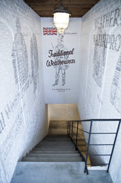 インテリアデザインは両店舗ともに世界の注目ストアの数々を手がけるワンダーウォールの片山正通氏が担当。クラシックでありながら、モダンなたたずまいを見せる。<br /><br /><br />トラディショナル ウェザー ウェア青山店<br />東京都港区南青山5-3-20<br />Tel.03-6418-5712<br />営業時間│11:00～20:00<br />定休日│月曜