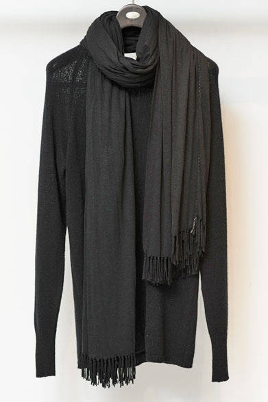 <strong>UNITED ARROWS｜ユナイテッドアローズ</strong>　セーター11万250円、ストール2万3100円（ナンタラット／ユナイテッドアローズ）