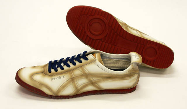 <strong>Onitsuka Tiger｜オニツカタイガー</strong>　 オニツカタイガーの人気シリーズ「NIPPON MADE」シリーズの定番モデル“MEXICO 66 DELUXE”がベース　©SOTSU・SUNRISE