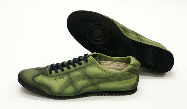 <strong>Onitsuka Tiger｜オニツカタイガー</strong>　 アッパーの外側前足部には、カラーごとにそれぞれのイメージとなっているモビルスーツの機体番号入り　©SOTSU・SUNRISE
