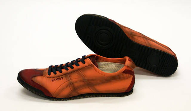 <strong>Onitsuka Tiger｜オニツカタイガー</strong>　 ヒールフラップには、地球連邦軍・ジオン公国軍のマークが刺繍で縫いこまれている　©SOTSU・SUNRISE