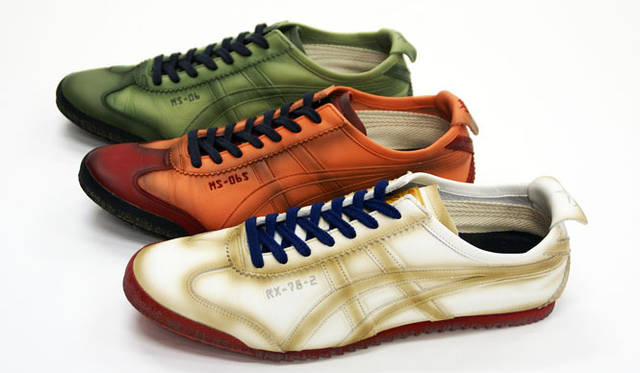 <strong>Onitsuka Tiger｜オニツカタイガー</strong>　 アッパーとアウターソールの側面には、プラモデル制作の技法である“ウェザリング加工”をほどこし、自然な経年変化（錆・砂・ほこりなどによる汚れ）を表現　©SOTSU・SUNRISE