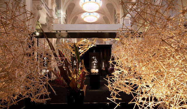 <strong>谷川じゅんじ｜Composing Days</strong>　「感性 kansei –Japan Design Exhibition– 」　割り箸を使った華道家の池坊美佳さんのインスタレーション作品