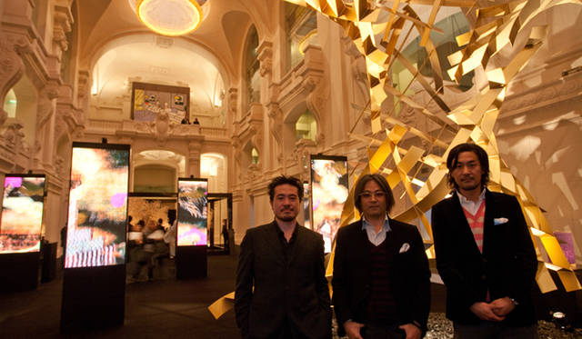 <strong>谷川じゅんじ｜Composing Days</strong>　「感性 kansei –Japan Design Exhibition– 」　会場にて、建築家の廣瀬大祐さん（左）、チームラボ代表の猪子寿之さん（右）と