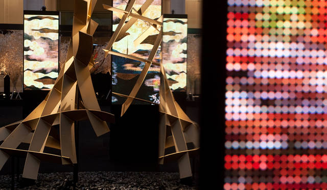 <strong>谷川じゅんじ｜Composing Days</strong>　「感性 kansei –Japan Design Exhibition– 」　 「感性の樹」は、まったく同じカタチのピースを9枚組み合わせ、その角度と回転だけで松の形を表現したもの