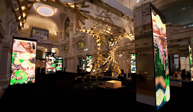 <strong>谷川じゅんじ｜Composing Days</strong>　「感性 kansei –Japan Design Exhibition– 」　時間とともに陽の光によって室内が劇的に変わっていく会場。同じ展示も昼と夜では表情が変化する