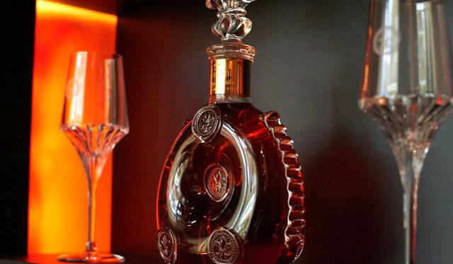 <strong>LOUIS XIII｜ルイ13世</strong>　「ルイ13世は、このデキャンタの中に一世紀分のノウハウが詰まっています」