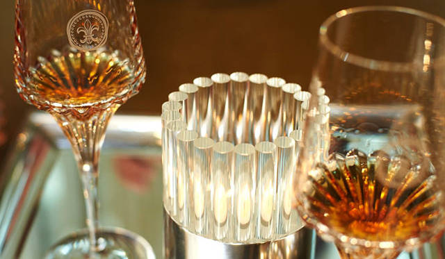 <strong>LOUIS XIII｜ルイ13世</strong>　ルイ13世には、40～50年、あるいは100年の時間を経過し熟成した、およそ1200種のオー・ド・ヴィが入っている