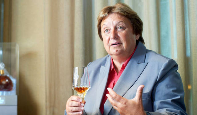 <strong>LOUIS XIII｜ルイ13世</strong>　一世紀分のノウハウが詰まっているグラスを持って