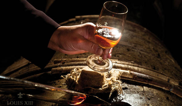 <strong>LOUIS XIII｜ルイ13世</strong>　マダム・トリシェの手