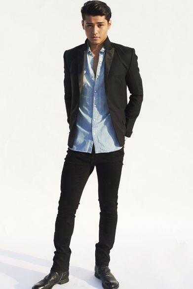 <strong>MIHARAYASUHIRO｜ミハラヤスヒロ</strong>　「MIHARAYASUHIRO DENIM」2012-13秋冬コレクション　ジャケット5万4600円、デニムシャツ34,650円、デニムパンツ3万4650円