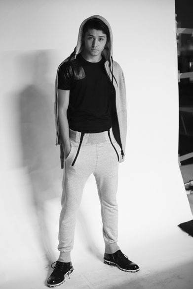 <strong>MIHARAYASUHIRO｜ミハラヤスヒロ</strong>　「MIHARAYASUHIRO DENIM」2012-13秋冬コレクション　スウェットパーカ2万7300円、スウェットパンツ2万9400円