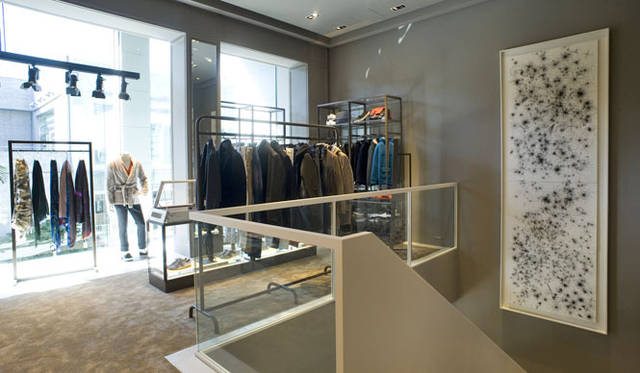 <strong>DESIGNWORKS｜デザインワークス</strong>　「デザインワークス コンセプトストア青山店」　2階メンズフロア　中階段を上がって2階へ