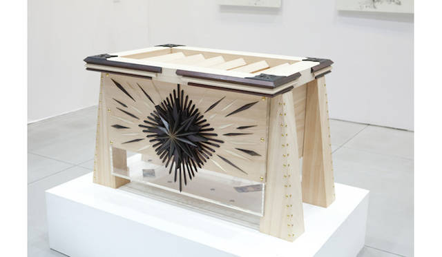 <strong>『道展work in progress』</strong>　「元気玉賽銭箱」 奥西希生 （素材：檜／漆／アクリル／真鍮／元気玉プロジェクト／御賽銭 制作年：2012年 協力：藤元明）