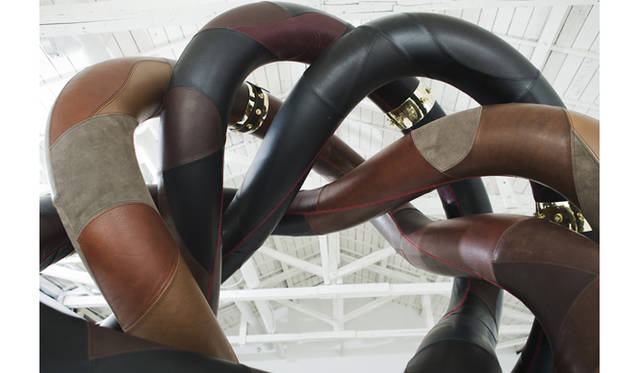 <strong>『道展work in progress』</strong>　「Torus Knot」 藤元明 （素材：革／FRP／真鍮／鉄 制作：2012年 協力：COACH JAPAN）