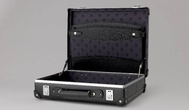<strong>GLOBE-TROTTER｜グローブ・トロッター</strong>　トラベルケースは、16インチスリムアタッシュケース（11万250円）～30インチエクストラディープスーツケース（22万500円）など全5型