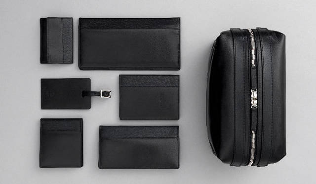 <strong>GLOBE-TROTTER｜グローブ・トロッター</strong>　ウォッシュバッグ 5万2500円（右）、左上より時計まわりに、ネームカードホルダー 2万1000円、トラベルウォレット 3万9900円、パスポートカバー 1万5750円、コートウォレット 3万6750円、ビルホルダー 3万1500円、ラゲッジタグ 1万500円