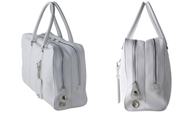 <strong>REALFLEET｜リアル・フリート</strong>　USB 端子をふたつ搭載している