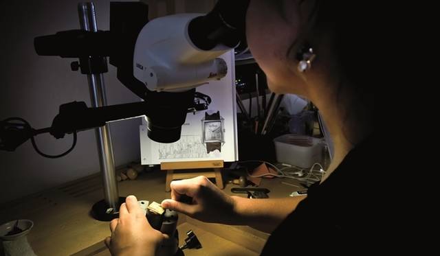 <strong>GIRARD-PERREGAUX│ジラール・ペルゴ</strong>　ヴィンテージ1945 ル・コルビュジェ パリの制作のようす