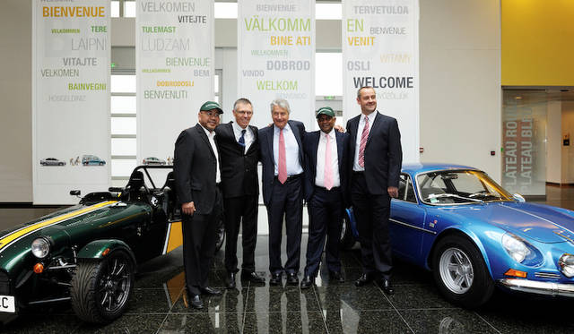 <strong>アルピーヌとケーターハムが新型車を共同開発</strong><br />中央がSociété des Automobiles Alpine CaterhamのCEOに就任するバーナード・オリヴィエ氏、その左隣はルノーグループのCOO、カルロス・タヴァレス氏、右隣はケータハム グループ社長のトニー・フェルナンデス氏
