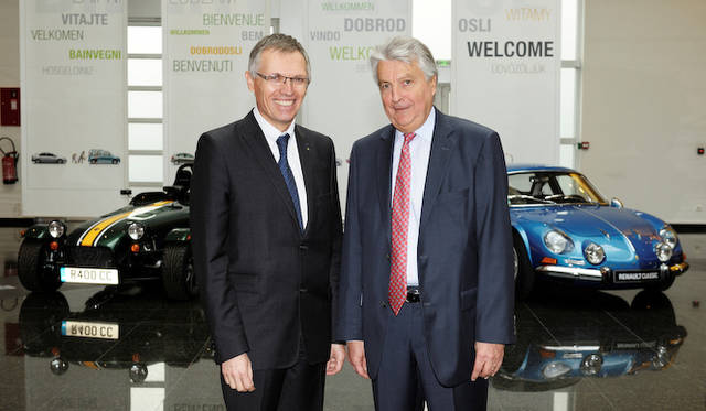 <strong>アルピーヌとケーターハムが新型車を共同開発</strong><br />左はルノーグループのCOO、カルロス・タヴァレス氏。右はSociété des Automobiles Alpine CaterhamのCEOに就任するバーナード・オリヴィエr氏