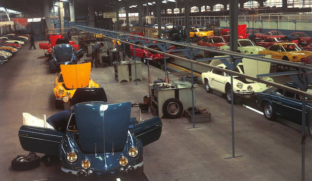 <strong>アルピーヌとケーターハムが新型車を共同開発</strong><br />1970年のディエップ工場。「A110」を生産している