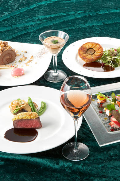 ホテル最上階の33階から眺めるロマンティックな夜景とともに過ごすクリスマスディナー。カナダ産オマール海老やフランス産フォアグラなど厳選した食材を使った料理の数々は、シャラン産鴨のパイ包み焼きをメインにしたAメニューと、黒毛和牛のローストをメインにしたBメニューの2種類のコースを用意。レストランが誇る豊富なワインとともに愉しむことができる。<br /><br />期間｜12月17日（月）～25日（火）<br />料金｜メニューA　1万9000円<br />メニューB　2万4000円<br /><br />レストラン ブリーズヴェール<br />Tel.03-5400-1154