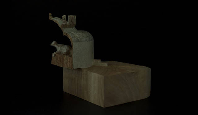 <strong>yuta nishiura at krank / marcello</strong>　『訪れたことのないその場所に リタはいつも立っていた』（木／15×14×14cm／2012）