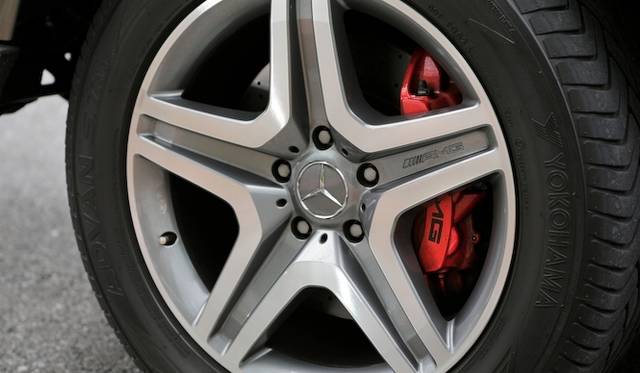 <strong>Mercedes-Benz G65 AMG｜メルセデス・ベンツ G65 AMG</strong><br />フロントにあたえられるのは375mmの大径ドリルドブレーキローター。これを対向6ピストンキャリパーで締めつけることで強大なストッピングパワーを発生する。