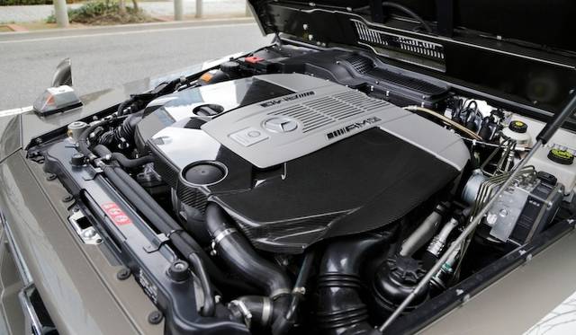 <strong>Mercedes-Benz G65 AMG｜メルセデス・ベンツ G65 AMG</strong><br />フロント部の高い位置に収まる6リッターV型12気筒の「M279」エンジン