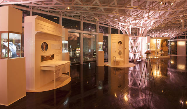 <strong>BREGUET│ブレゲ</strong><br />11月10日（土）、11日（日）の2日間限定で開催されたブレゲの特別展「BREGUET IN THE PALACE - THREE QUEENS LOVED BREGUET」の会場風景。なお11月14日（水）～20日（火）の期間、日本橋三越でも同じ催しがおこなわれる