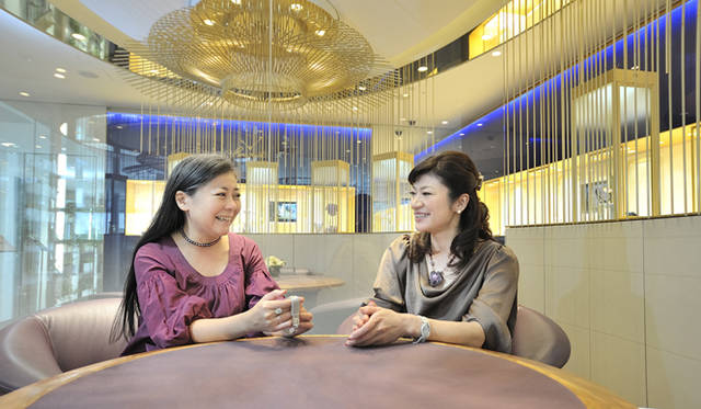 <strong>BREGUET│ブレゲ</strong><br />本間恵子さん（左）と中野香織さん（右）