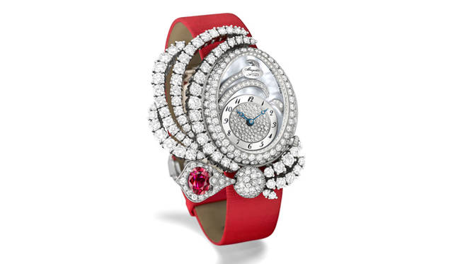 <strong>BREGUET│ブレゲ</strong><br />マリー・アントワネットへのオマージュを込め誕生したマリー・アントワネット「ダンテル」。まばゆい輝きのホワイトゴールドと厳選された最高品質のブリリアントカットのダイヤモンドが、まるで繊細なレースのように美しくセッティングされている。［18KWGケース×ホワイトマザーオブパールダイヤル×ダイヤモンド］2059万500円