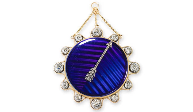 <strong>BREGUET│ブレゲ</strong><br /> 「モントレ ア タクト No.611」は、皇后ジョゼフィーヌ・ボナパルトが1800年に購入した。のちにジョゼフィーヌはこのウォッチを娘のオランダ王妃オルタンス・ド・ボアルネに贈る。そのさい、ウォッチは王家を象徴するアルファベット“H”をかたどったダイヤモンドで装飾され、元のものより大きなダイヤモンドが付け直された