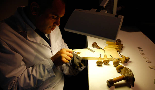 <strong>BREGUET│ブレゲ</strong><br />ブレゲは「クイーン・オブ・ネイプルズ」ゆかりの地、ナポリの伝統工芸であるカメオ細工の超一流職人と提携し、アーティスティックなカメオ細工をほどこした時計とジュエリーをラインナップする