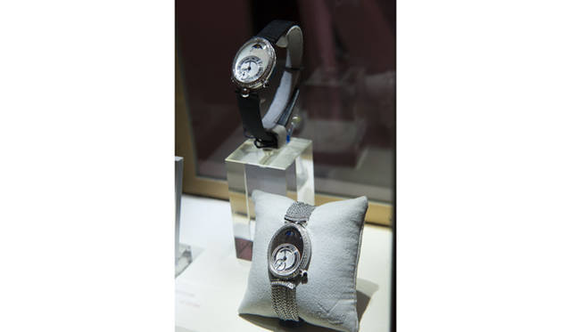<strong>BREGUET│ブレゲ</strong><br />左／「クイーン・オブ・ネイプルズ 8908」367万5000円、右／「クイーン・オブ・ネイプルズ 8908」は、今回のダブルアニバーサリーを記念した新作。739万2000円