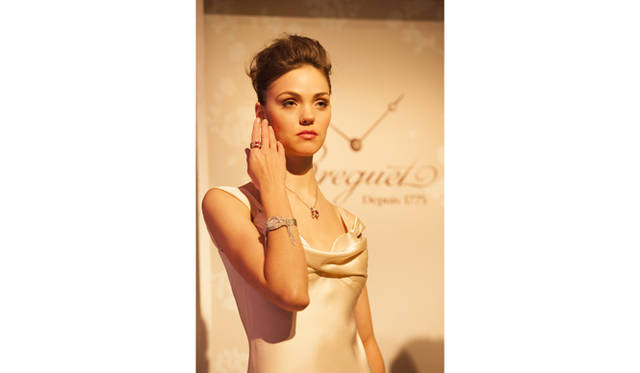 <strong>BREGUET│ブレゲ</strong><br />新作の「クイーン・オブ・ネイプルズ 8928 チャールストン ブレスレット」 739万2000円。繊細で美しいWGのフルート装飾がケースバンドにほどこされている