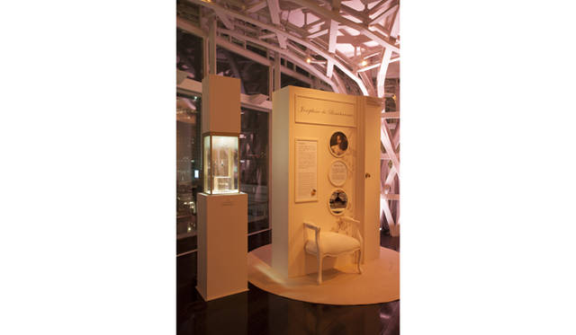 <strong>BREGUET│ブレゲ</strong><br />皇后ジョゼフィーヌの展示スペースには、1800年に購入したアンティークウォッチ「モントレ ア タクト No.611」も展示された