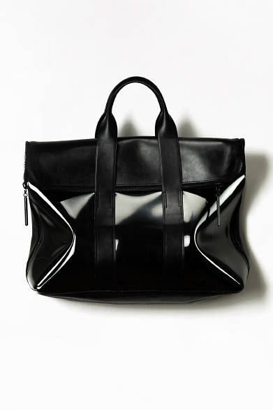 対象店舗・日程<br /><br />3.1 Phillip Lim AOYAMA｜11月7日～<br /> 新宿伊勢丹店 3階特設会場｜11月7日～13日<br />松屋銀座店｜11月7日～<br />銀座三越店｜11月7日～<br />ESTNATION 六本木ヒルズ店｜11月7日～<br />JR名古屋高島屋店｜11月7日、8日<br />うめだ阪急店｜11月7日～<br />横浜高島屋 3階｜11月7日～13日<br />JR大阪三越伊勢丹 3階コンテンポラリーセクションズ　リ・スタイル内｜11月7日～20日<br /><br />3.1 フィリップ リム<br />Tel. 03-5411-2870